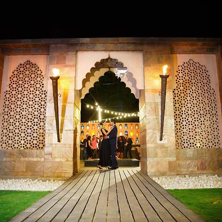 Отель Courtyard By Marriott Agra Экстерьер фото The entrance of the restaurant