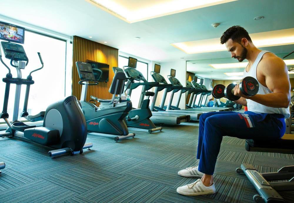 Отель Courtyard By Marriott Agra Экстерьер фото A man working out in a gym