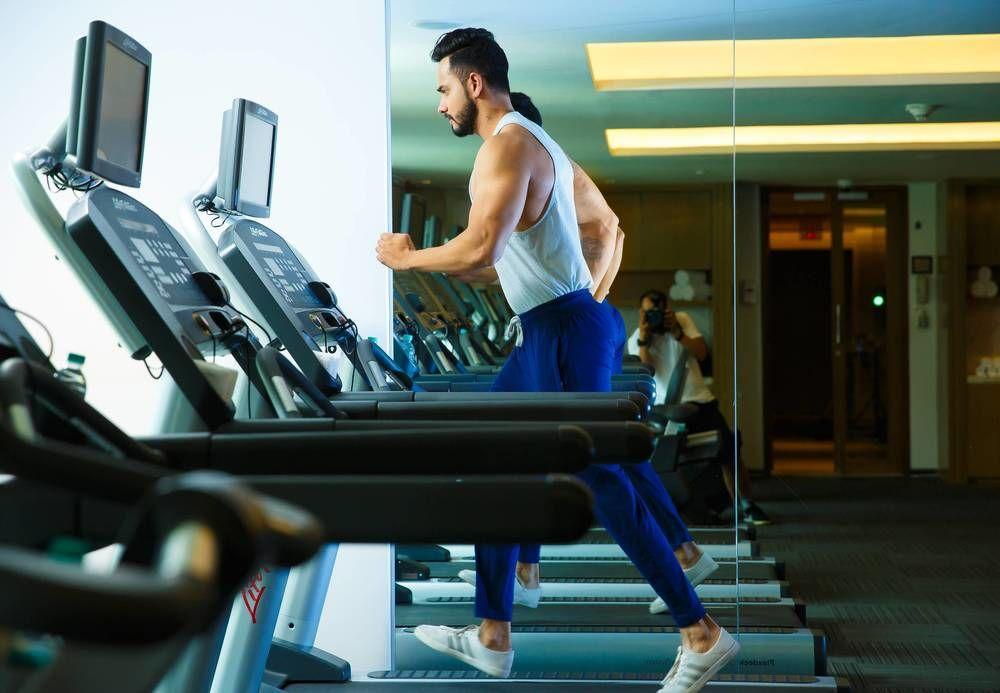Отель Courtyard By Marriott Agra Экстерьер фото A treadmill in use