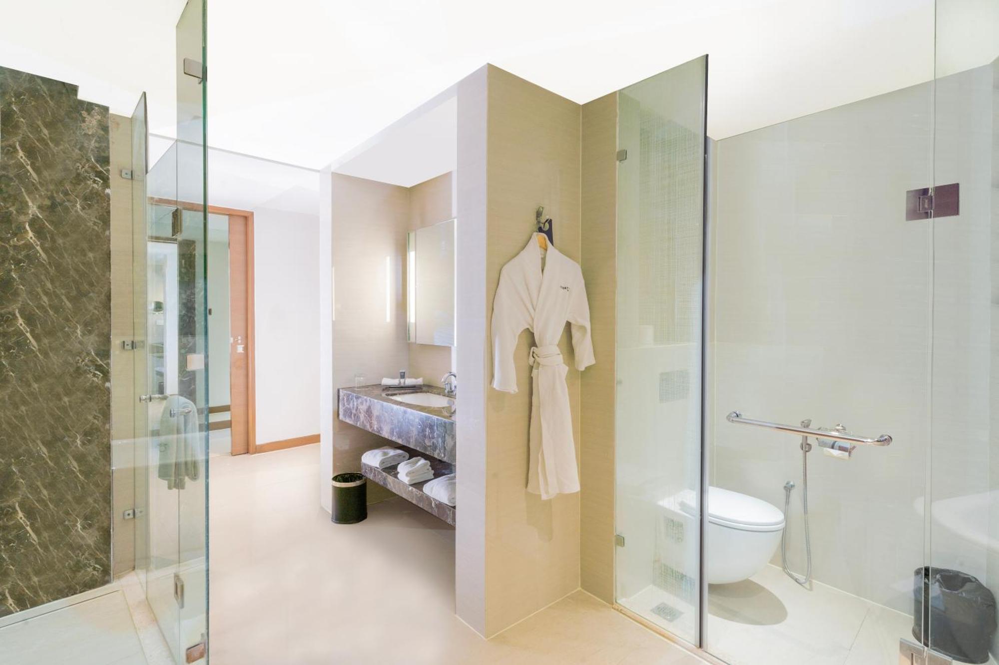 Отель Courtyard By Marriott Agra Экстерьер фото A bathroom in a hotel