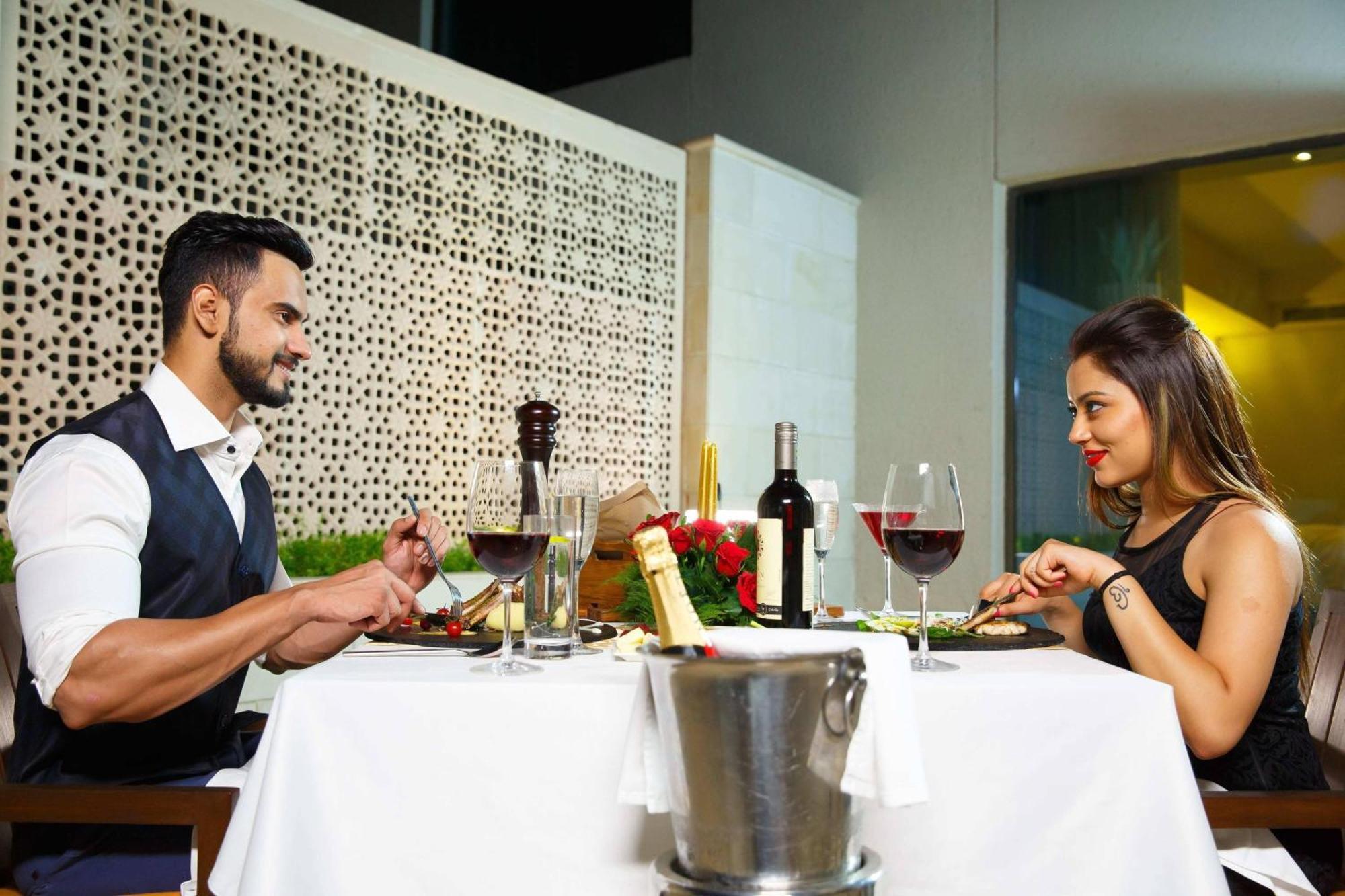 Отель Courtyard By Marriott Agra Экстерьер фото A couple dining at a restaurant