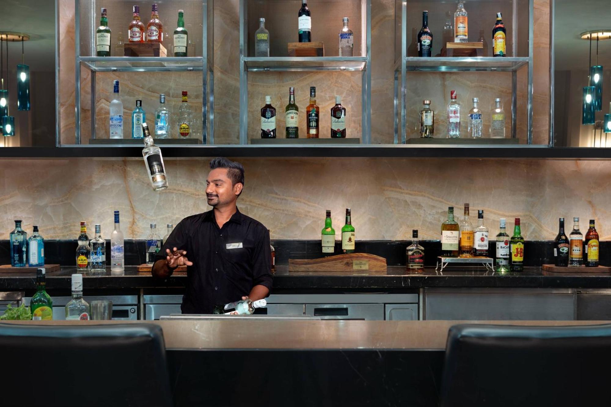 Отель Courtyard By Marriott Agra Экстерьер фото A bartender at work