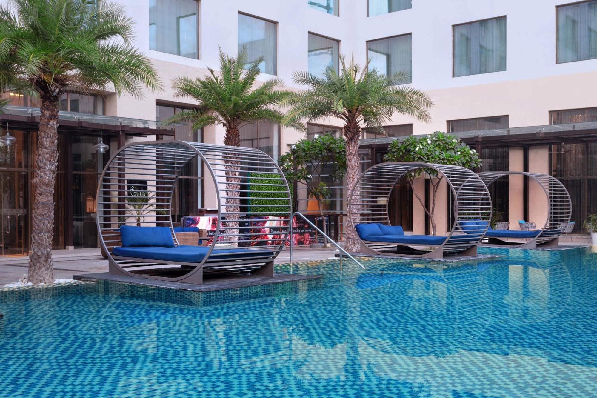 Отель Courtyard By Marriott Agra Экстерьер фото The pool at the hotel
