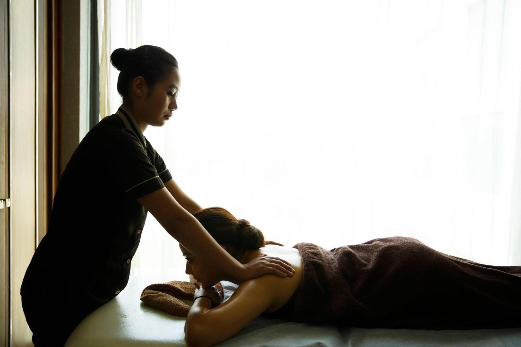 Отель Courtyard By Marriott Agra Экстерьер фото Thai massage