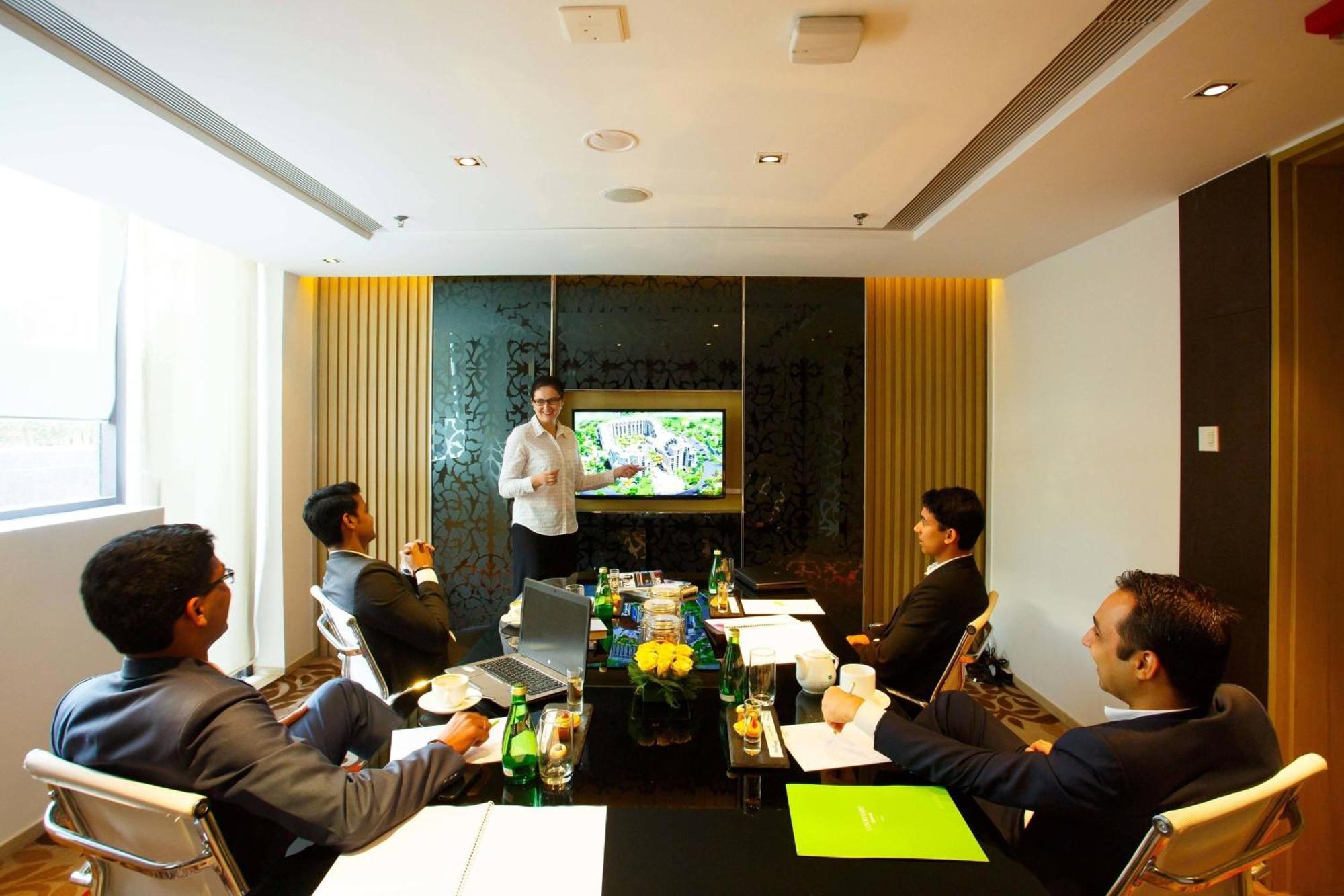 Отель Courtyard By Marriott Agra Экстерьер фото A meeting in progress