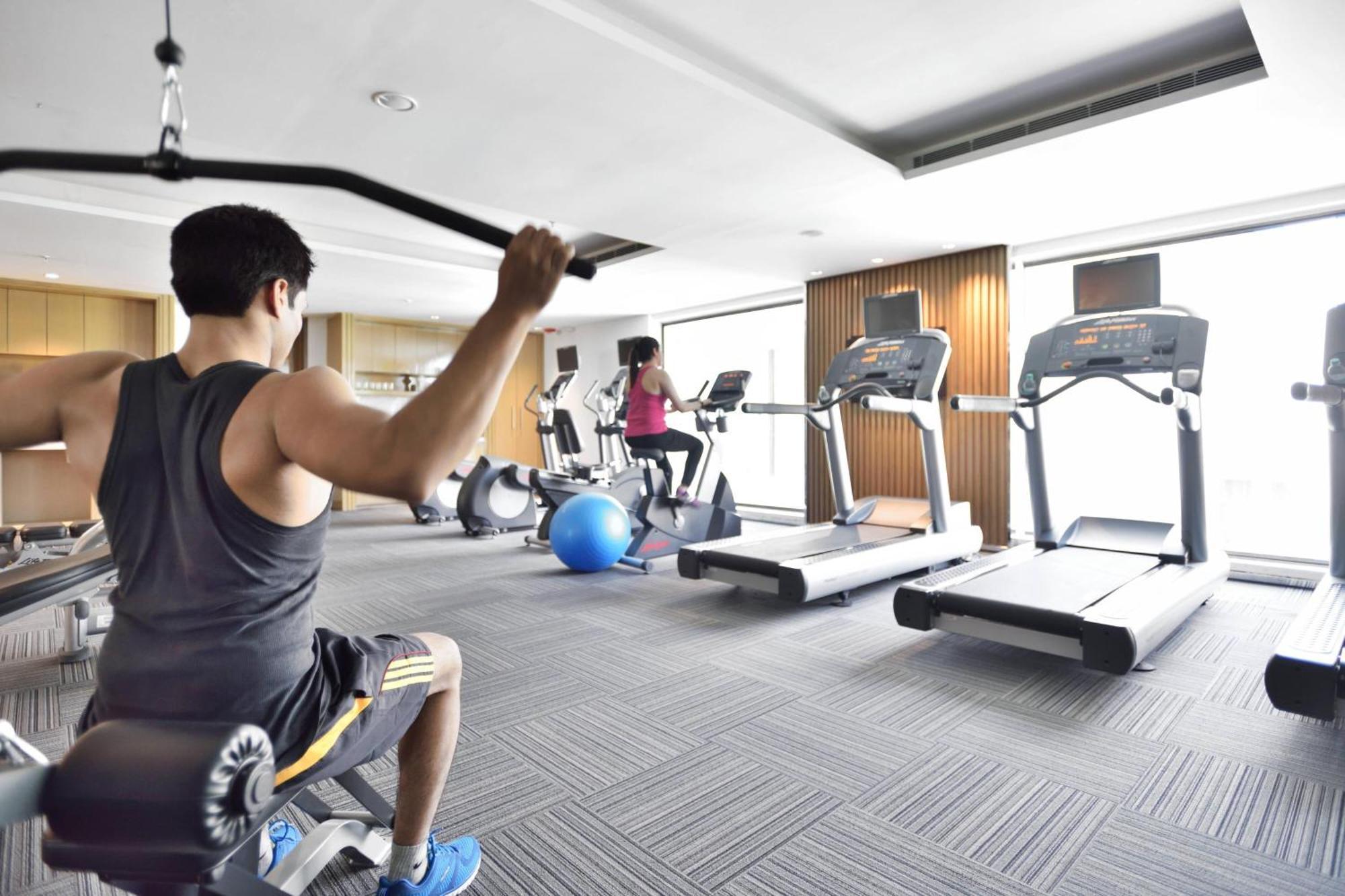 Отель Courtyard By Marriott Agra Экстерьер фото The gym at the hotel