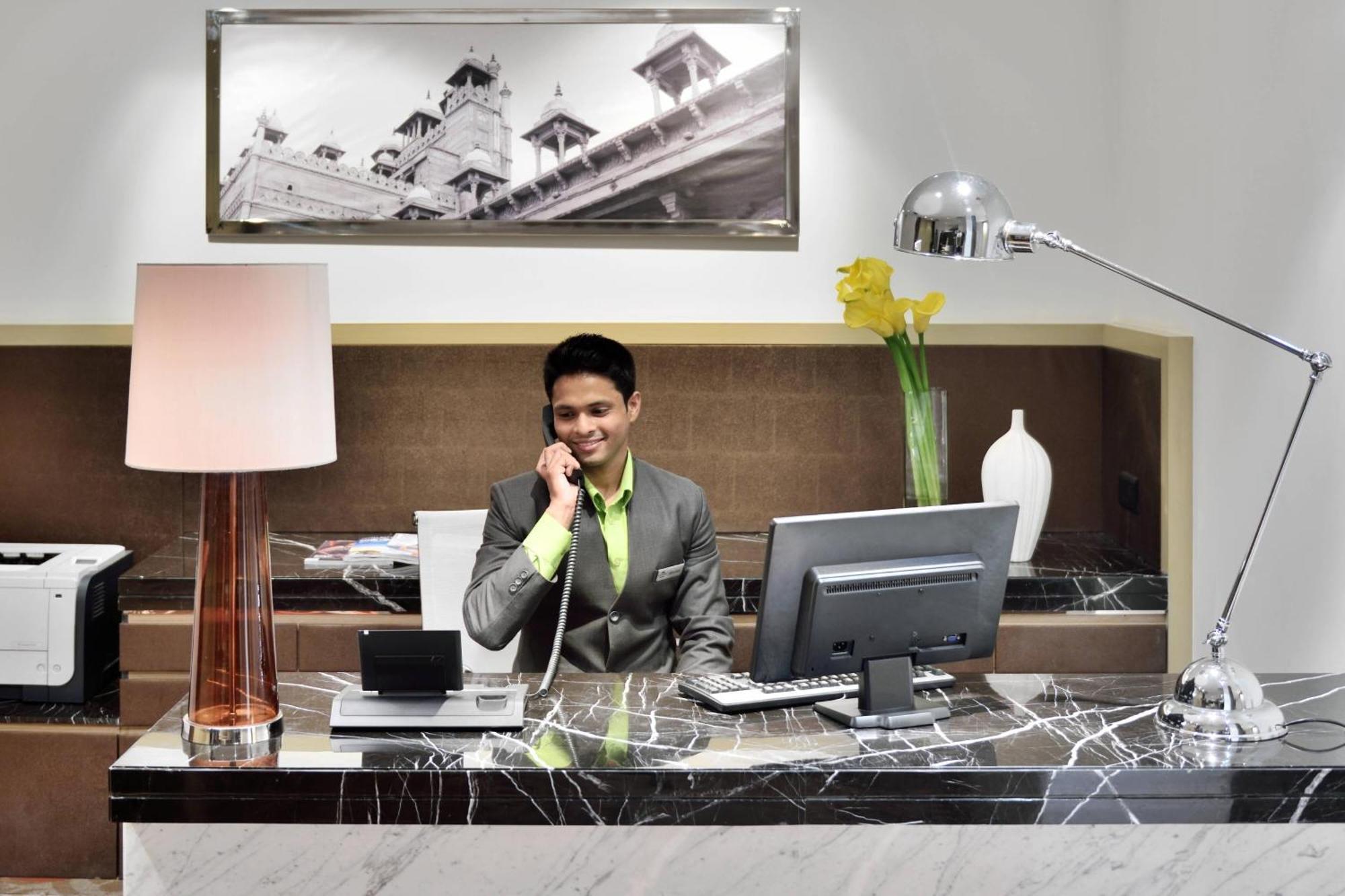 Отель Courtyard By Marriott Agra Экстерьер фото A hotel concierge