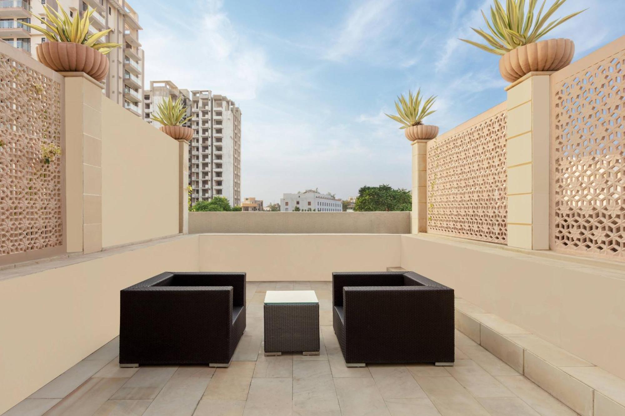 Отель Courtyard By Marriott Agra Экстерьер фото A typical balcony