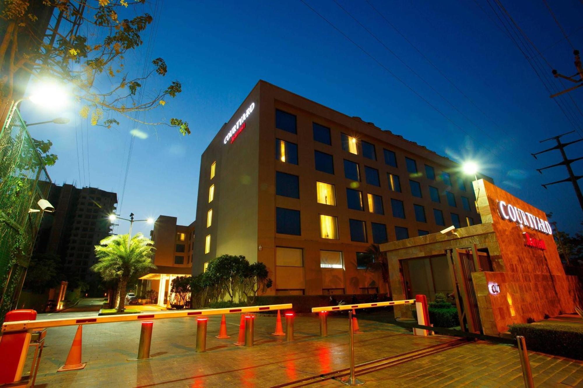 Отель Courtyard By Marriott Agra Экстерьер фото The hotel at night